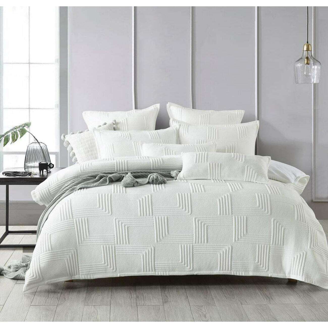 White Quilt Covers Deluxe White Duvet Cover Collection