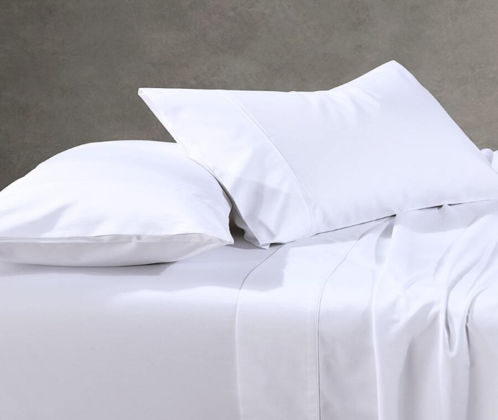 White sheet set with pillows