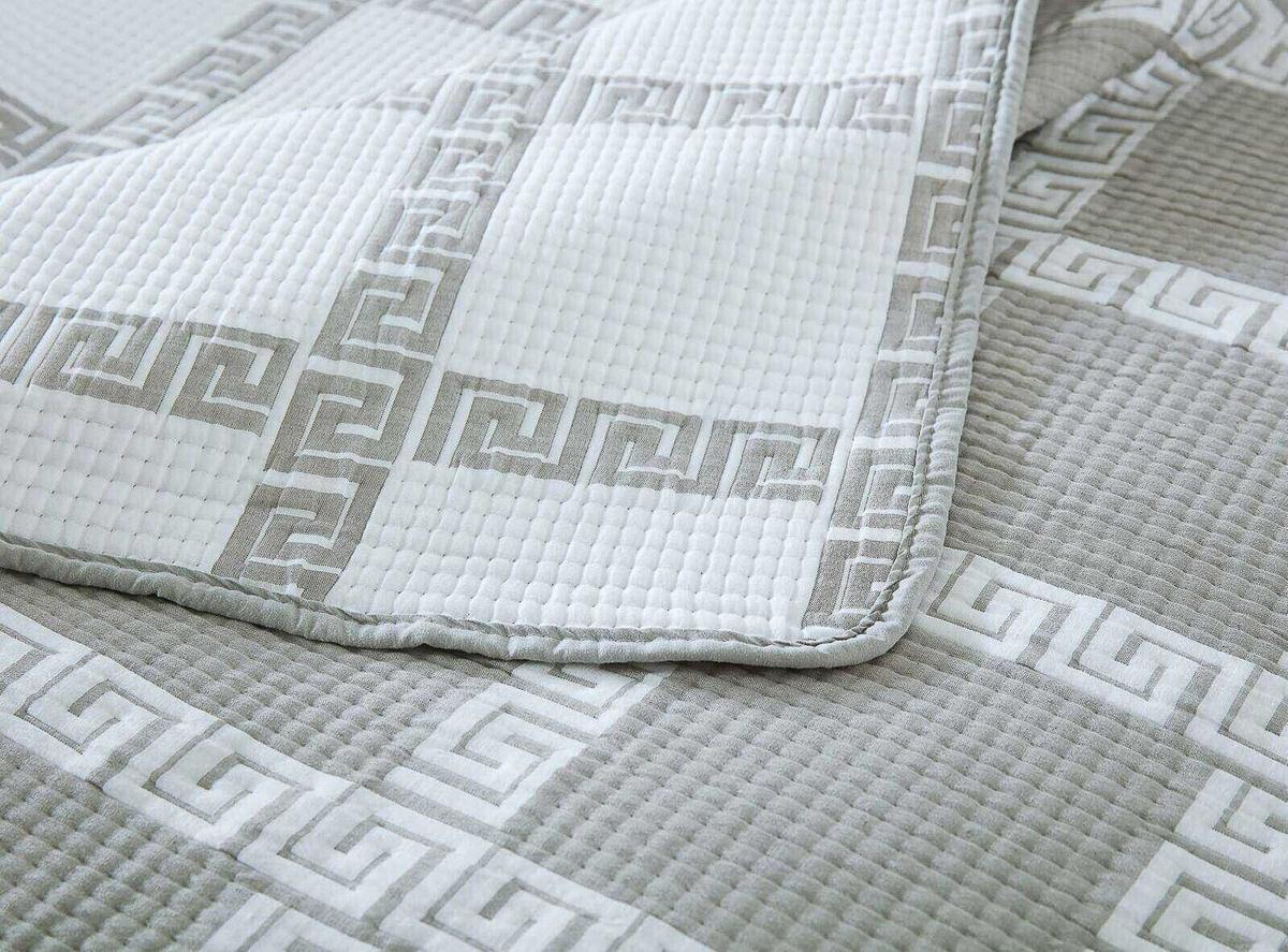 Verona Bedspread — original product detail photograph